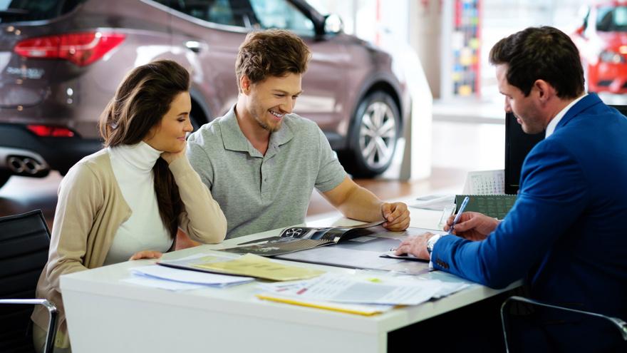 dealership and couple_13